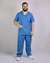 Imagem do pijama cirúrgico para médicos veterinários em tecido Oxford 100% Poliéster, na cor azul hospitalar, composto por blusa e calça. Ideal para profissionais que buscam conforto e durabilidade em sua rotina de trabalho.