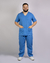 Imagem do pijama cirúrgico para médicos veterinários em tecido Oxford 100% Poliéster, na cor azul hospitalar, composto por blusa e calça. Ideal para profissionais que buscam conforto e durabilidade em sua rotina de trabalho.