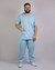 Imagem do pijama cirúrgico para médicos veterinários em tecido Oxford 100% Poliéster, na cor azul bebê composto por blusa e calça. Ideal para profissionais que buscam conforto e durabilidade em sua rotina de trabalho.