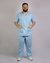 Imagem do pijama cirúrgico para médicos veterinários em tecido Oxford 100% Poliéster, na cor azul bebê composto por blusa e calça. Ideal para profissionais que buscam conforto e durabilidade em sua rotina de trabalho.