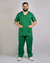 Imagem do pijama cirúrgico para médicos veterinários em tecido Oxford 100% Poliéster, na cor verde bandeira, composto por blusa e calça. Ideal para profissionais que buscam conforto e durabilidade em sua rotina de trabalho.