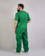 Imagem do pijama cirúrgico para médicos veterinários em tecido Oxford 100% Poliéster, na cor verde bandeira, composto por blusa e calça. Ideal para profissionais que buscam conforto e durabilidade em sua rotina de trabalho.