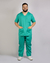 Imagem do pijama cirúrgico para médicos veterinários em tecido Oxford 100% Poliéster, na cor verde jade composto por blusa e calça. Ideal para profissionais que buscam conforto e durabilidade em sua rotina de trabalho.