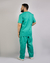 Imagem do pijama cirúrgico para médicos veterinários em tecido Oxford 100% Poliéster, na cor verde jade composto por blusa e calça. Ideal para profissionais que buscam conforto e durabilidade em sua rotina de trabalho.