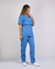 Imagem do pijama cirúrgico para médicos veterinários em tecido Oxford 100% Poliéster, na cor azul hospitalar, composto por blusa e calça. Ideal para profissionais que buscam conforto e durabilidade em sua rotina de trabalho.