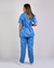 Imagem do pijama cirúrgico para médicos veterinários em tecido Oxford 100% Poliéster, na cor azul hospitalar, composto por blusa e calça. Ideal para profissionais que buscam conforto e durabilidade em sua rotina de trabalho.