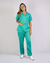 Imagem do pijama cirúrgico para médicos veterinários em tecido Oxford 100% Poliéster, na cor verde jade, composto por blusa e calça. Ideal para profissionais que buscam conforto e durabilidade em sua rotina de trabalho.