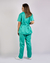 Imagem do pijama cirúrgico para médicos veterinários em tecido Oxford 100% Poliéster, na cor verde jade, composto por blusa e calça. Ideal para profissionais que buscam conforto e durabilidade em sua rotina de trabalho.