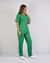 Imagem do pijama cirúrgico para médicos veterinários em tecido Oxford 100% Poliéster, na cor verde bandeira, composto por blusa e calça. Ideal para profissionais que buscam conforto e durabilidade em sua rotina de trabalho.