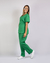 Imagem do pijama cirúrgico para médicos veterinários em tecido Oxford 100% Poliéster, na cor verde bandeira, composto por blusa e calça. Ideal para profissionais que buscam conforto e durabilidade em sua rotina de trabalho.