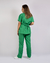 Imagem do pijama cirúrgico para médicos veterinários em tecido Oxford 100% Poliéster, na cor verde bandeira, composto por blusa e calça. Ideal para profissionais que buscam conforto e durabilidade em sua rotina de trabalho.