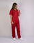 Imagem do pijama cirúrgico para médicos veterinários em tecido Oxford 100% Poliéster, na cor vinho, composto por blusa e calça. Ideal para profissionais que buscam conforto e durabilidade em sua rotina de trabalho.