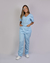 Imagem do pijama cirúrgico para médicos veterinários em tecido Oxford 100% Poliéster, na cor azul bebê, composto por blusa e calça. Ideal para profissionais que buscam conforto e durabilidade em sua rotina de trabalho.