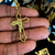 PINGENTE CRUCIFIXO VITORIANO VAZADO COM JESUS 4X2,6CM BANHADO A OURO 18K - comprar online