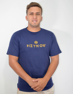 Camiseta casual azul marinho com logo grande amarelo. - loja online