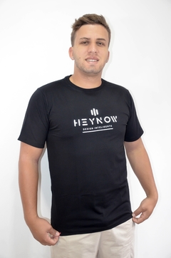 Camiseta casual com logo grande.