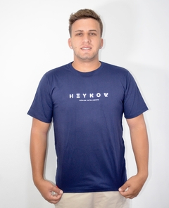 Camiseta azul marinho com logo branco. - loja online