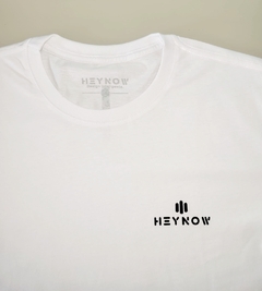 Camiseta com logo preto. - HeyNow