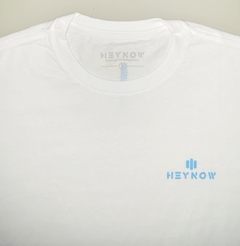 Camiseta com logo azul. - HeyNow