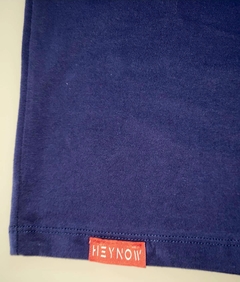 Camiseta azul marinho com logo branco. - HeyNow