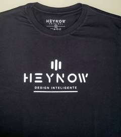 Camiseta casual com logo grande. - HeyNow