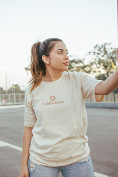 CAMISETA LOGO BASIC BEIGE na internet