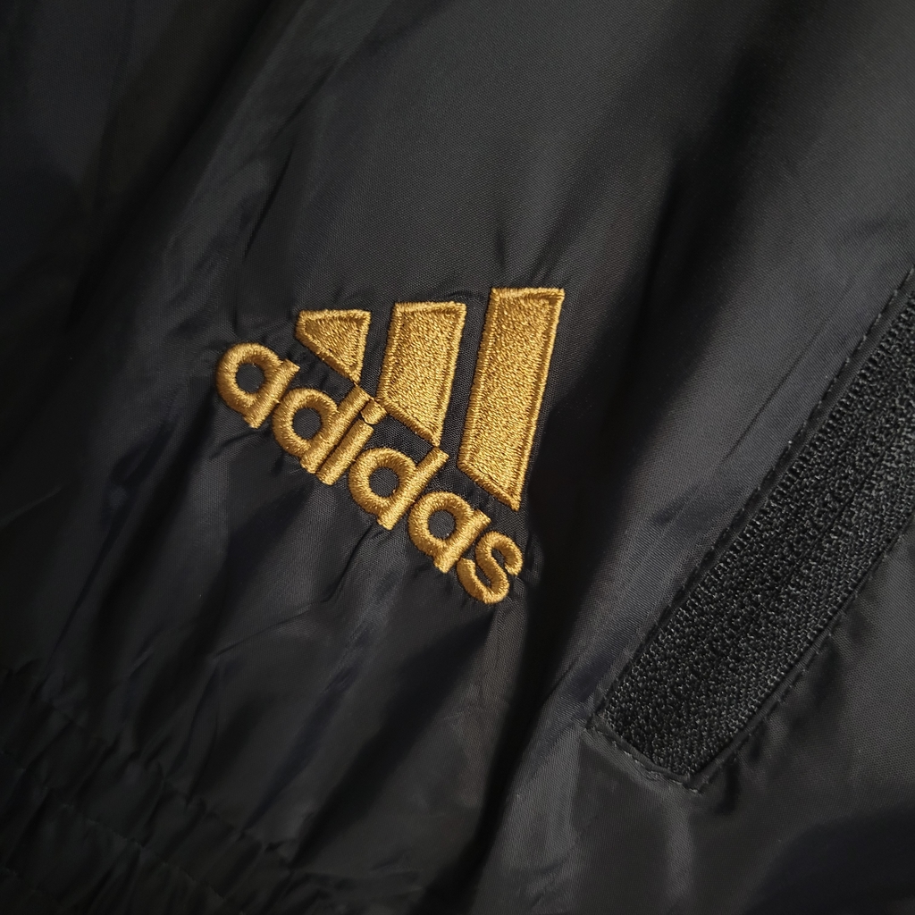 Jaqueta adidas sale preta e dourada