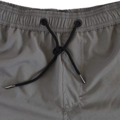 SHORTS MASCULINO CINZA ESCURO - TRAVELING MAN  