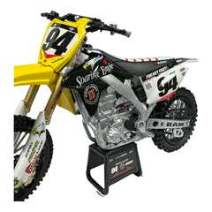 Moto a Escala RMZ 450 - Modelo del Corredor Ken Roczen 1:12 de Colección - New Ray Toys - comprar online