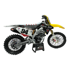 Moto a Escala RMZ 450 - Modelo del Corredor Ken Roczen 1:12 de Colección - New Ray Toys en internet