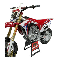 Moto a Escala CRF 450 - Modelo del Corredor Ken Roczen 1:12 de Colección - New Ray Toys - comprar online