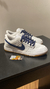 Imagem do Nike Dunk Low Branco/ Azul Marinh.