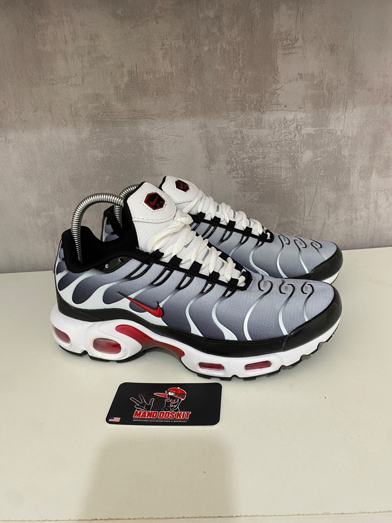 Nike tns deals grey and red