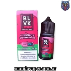 Botella de líquido para vapor BLVK Melon sabor fresa y sandía, con un contenido de nicotina de 35 mg.