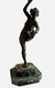 Escultura de bronze Art Déco retratando malabarista sobre base de mármore verde alpe - comprar online