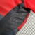 Detalhe da Camisa de Futebol Clube de Regatas do Flamengo I 1 Temporada 23/24 2023 2024 Feminino Feminina de Mulher Vermelho e Preto Adidas do Mengão Fla Versão Modelo Torcedor de Time com Bordado ou Silk Detalhe Branco Novo Manto do Ano do Mais Querido