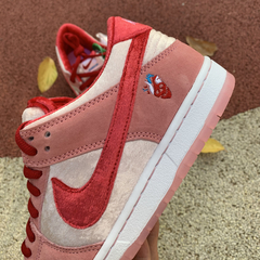 Nike SB Dunk Low StrangeLove Skateboards na internet