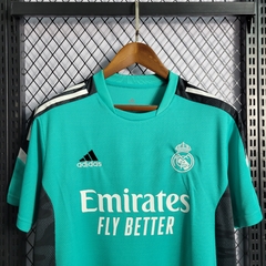 Uniforme Real Madrid Conference 21-22 na internet