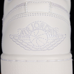 Nike Air Jordan 1 Low SE Quilted Triple White na internet