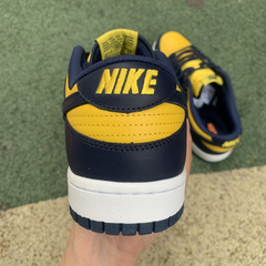 Nike Dunk Low SP Michigan na internet