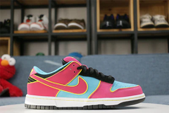 Nike SB Dunk Low Sra. Pacman (2022)