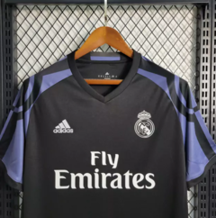 Uniforme Real Madrid Retro Third 17-18 na internet