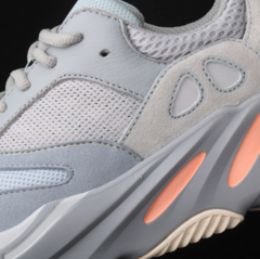 Adidas Yeezy Boost 700 Inertia Grey na internet