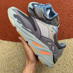 Adidas Yeezy Boost 700 Carbon Blue na internet