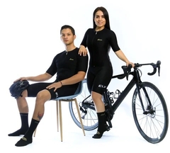 Imagen de CALZA DE CICLSIMO ELEVEN ESTELAR 0 COSTURA NEGRA 6HRS PEDALEO MUJER (92 USD)