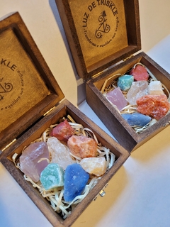 Kit Cristais Sete Chakras (pedras brutas) - Baú madeira - comprar online