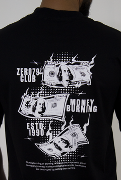 T-Shirt Money Burning na internet