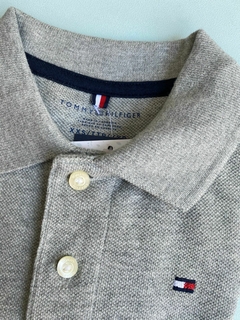 POLO TOMMY HILFIGER BASICA CINZA INFANTIL - comprar online