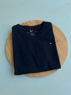 CAMISETA TOMMY HILFIGER GOLA V AZUL MARINHO