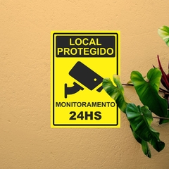 Placa de Sinalização Local Protegido 24h em Pvc - SigmaDecor